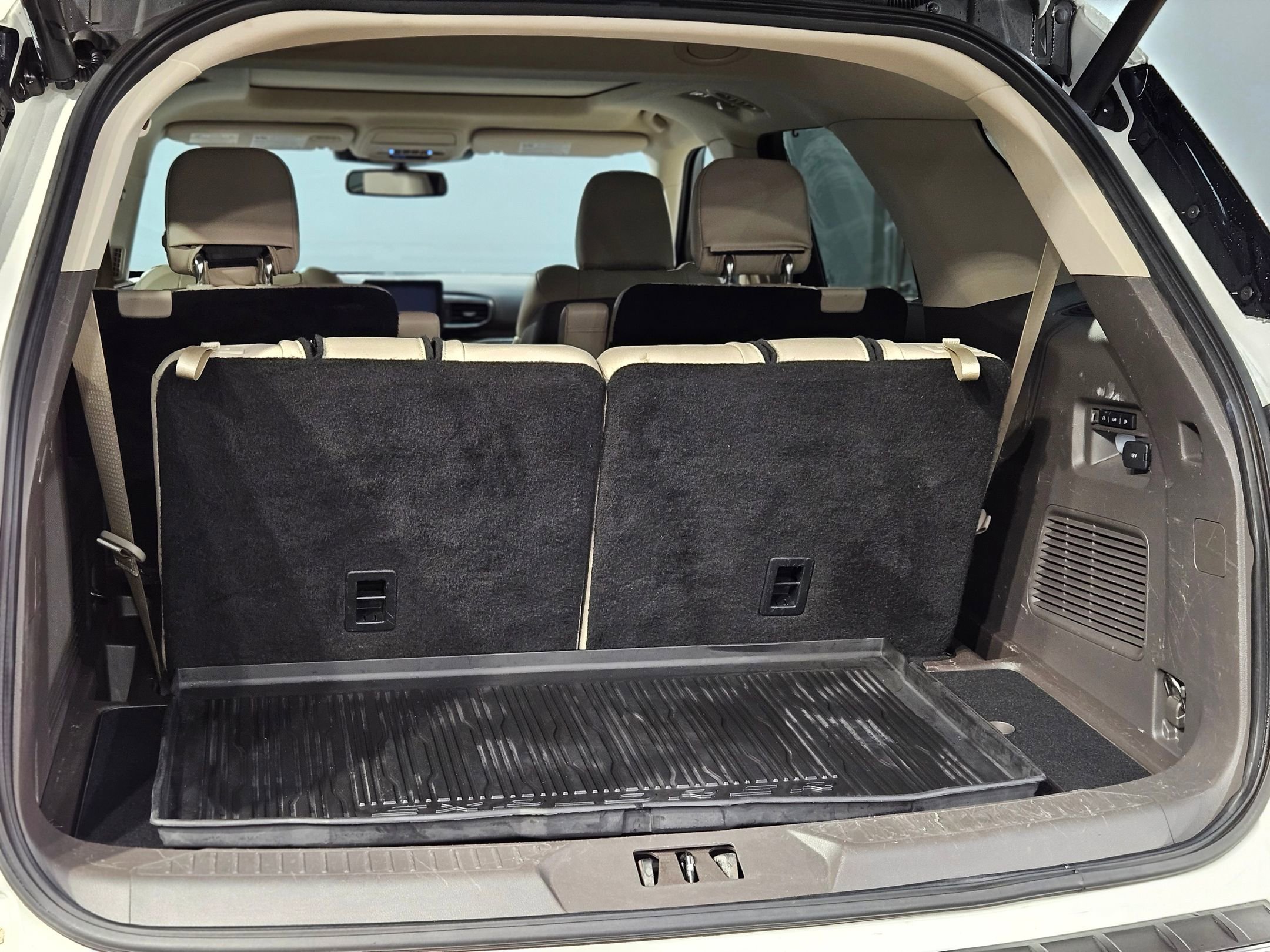 Used 2020 Ford Explorer Platinum image 18