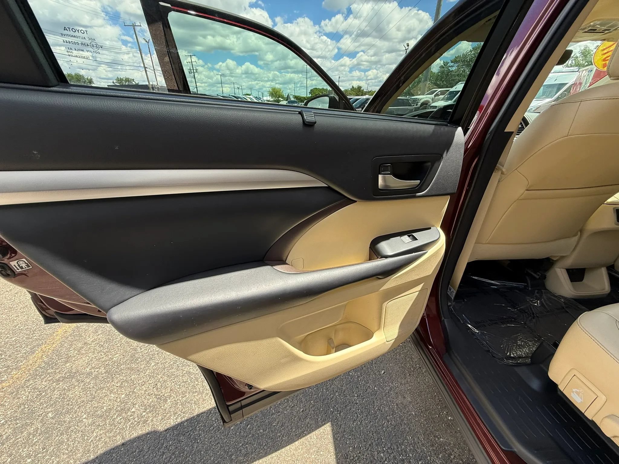 Used 2017 Toyota Highlander XLE w/ Carpet Mat Package AWD/4WD image 26