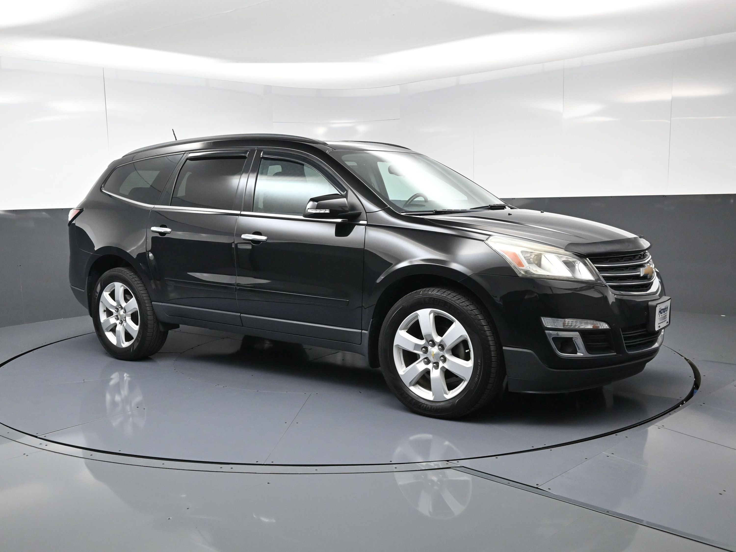Used 2016 Chevrolet Traverse LT w/ Style and Technology Package image 2