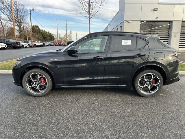 New 2025 Alfa Romeo Stelvio Sprint image 5