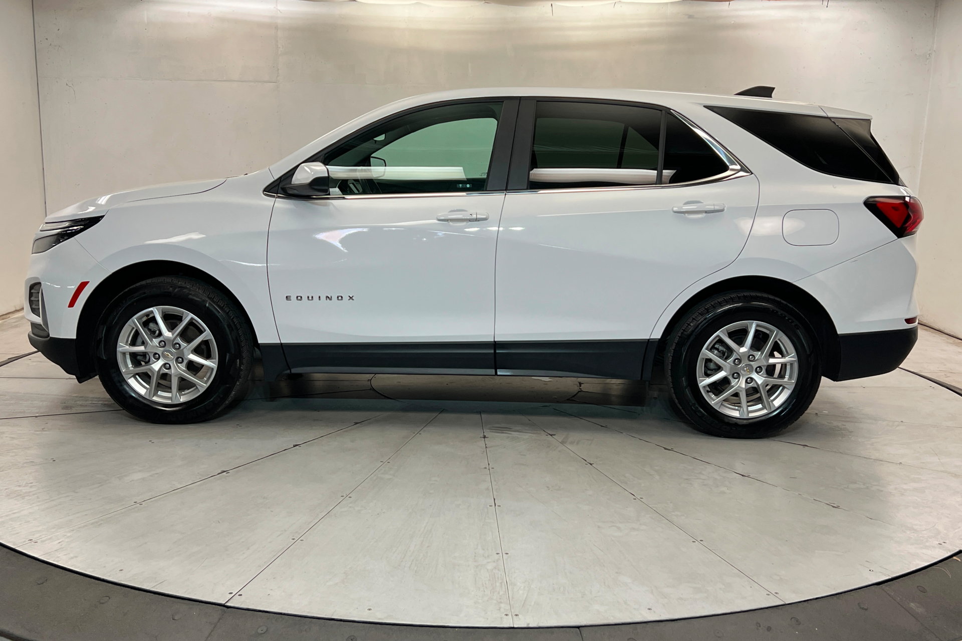 Used 2024 Chevrolet Equinox LT AWD/4WD image 2