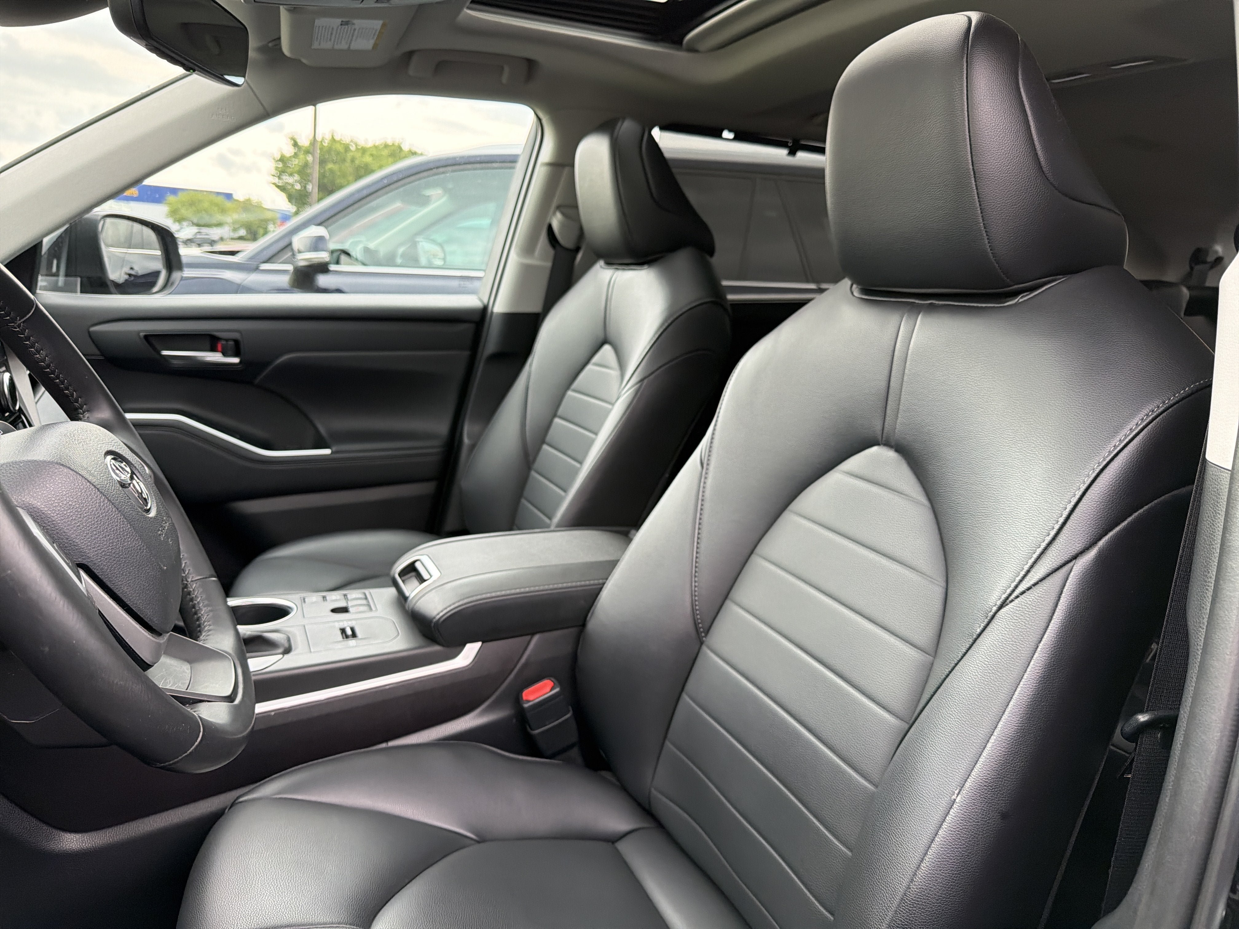 Used 2023 Toyota Highlander XLE AWD/4WD image 7