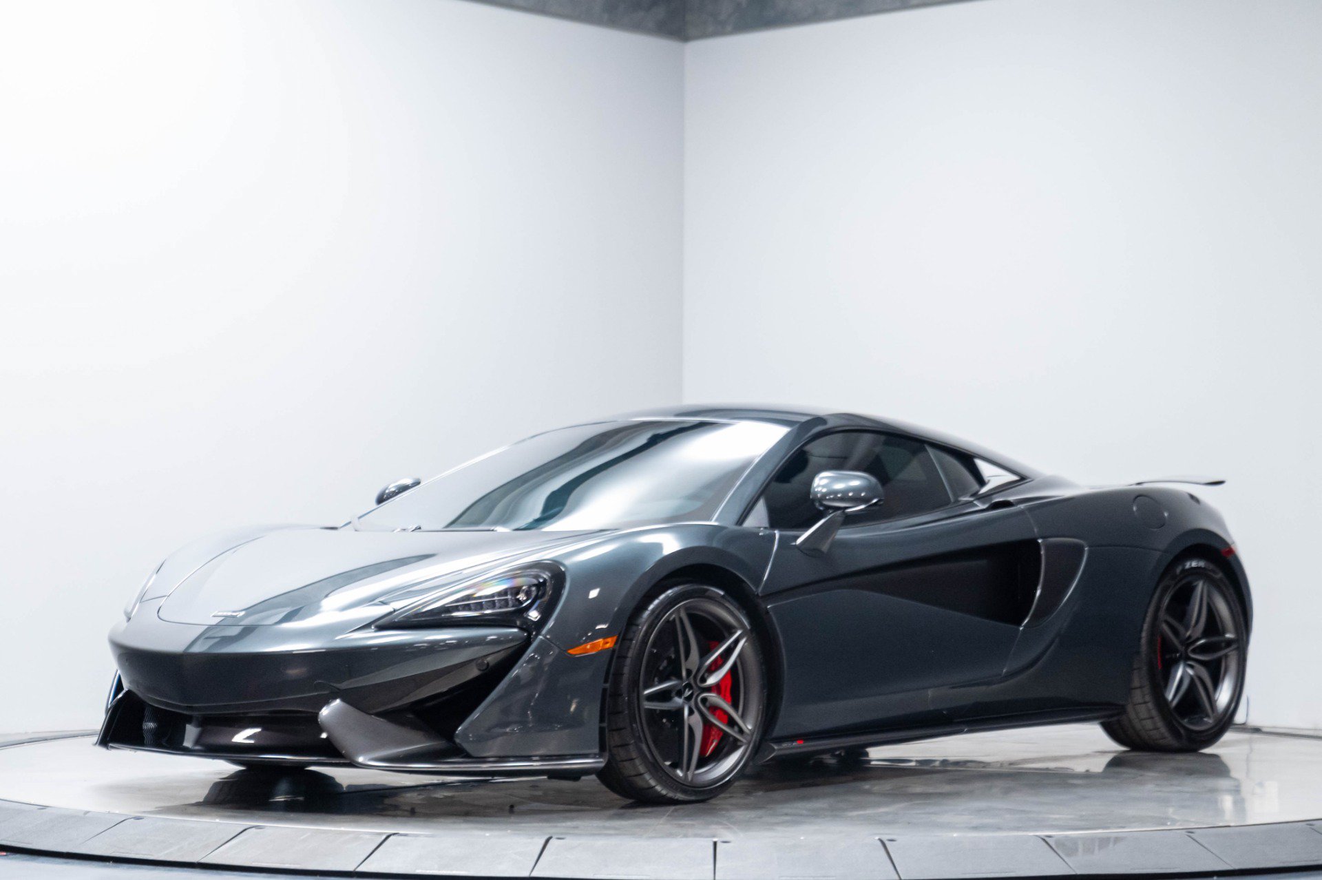 Used 2019 McLaren 570S Coupe RWD image 2