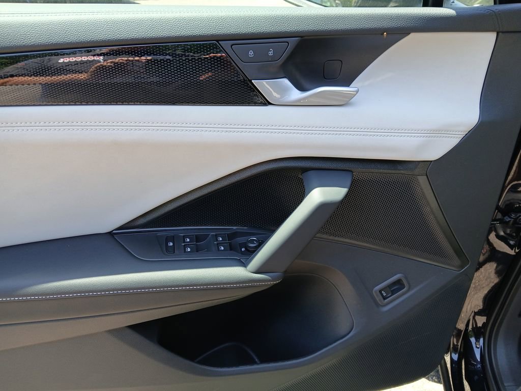 Used 2025 Volkswagen Tiguan SE image 12