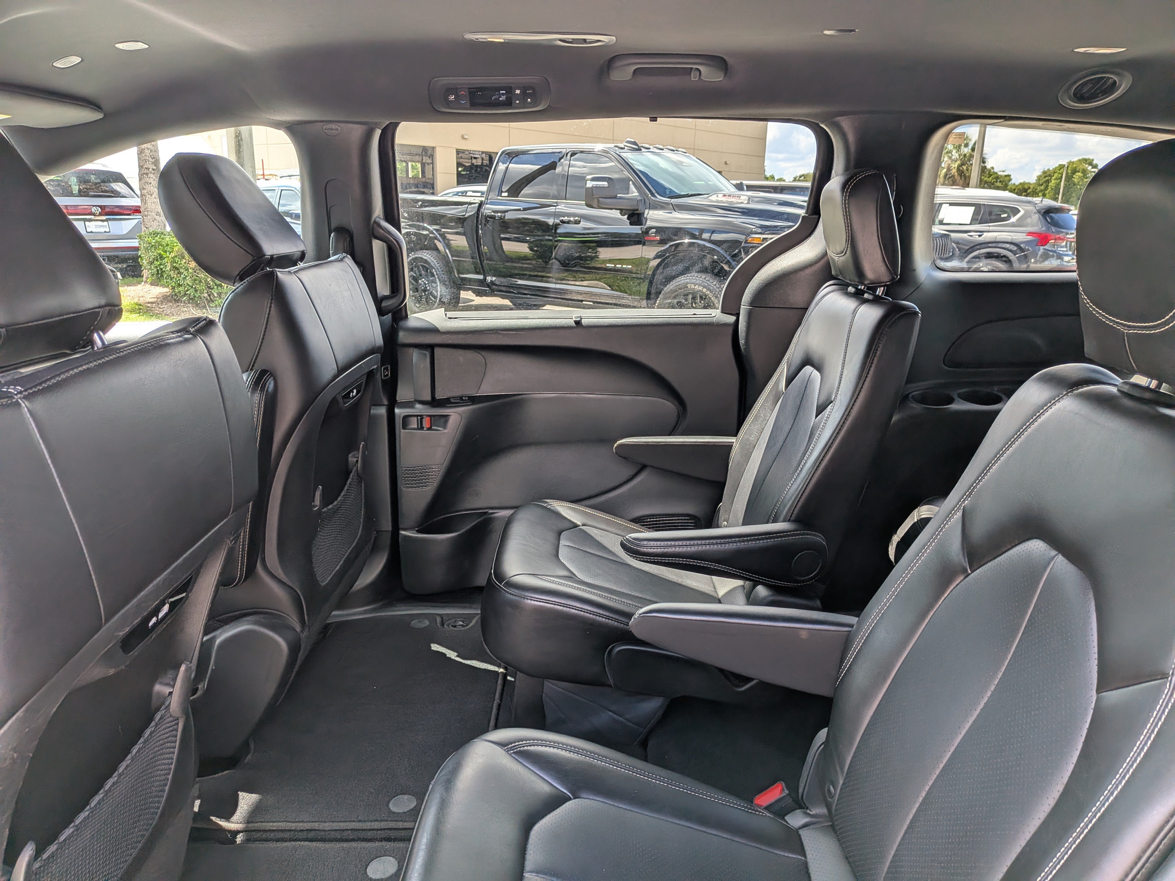Used 2025 Chrysler Pacifica Select FWD image 15