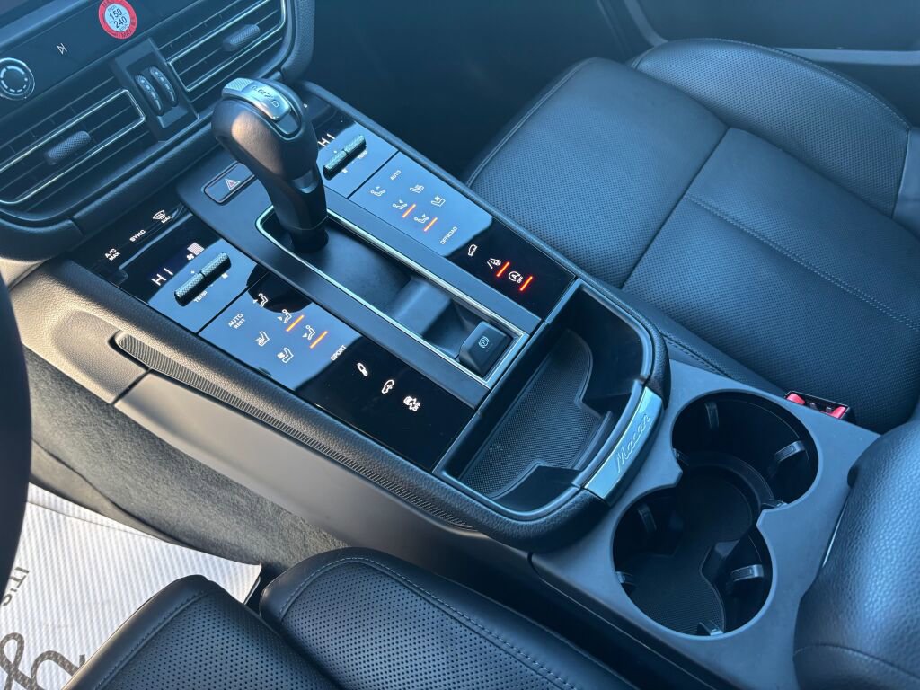 Used 2024 Porsche Macan Base image 17