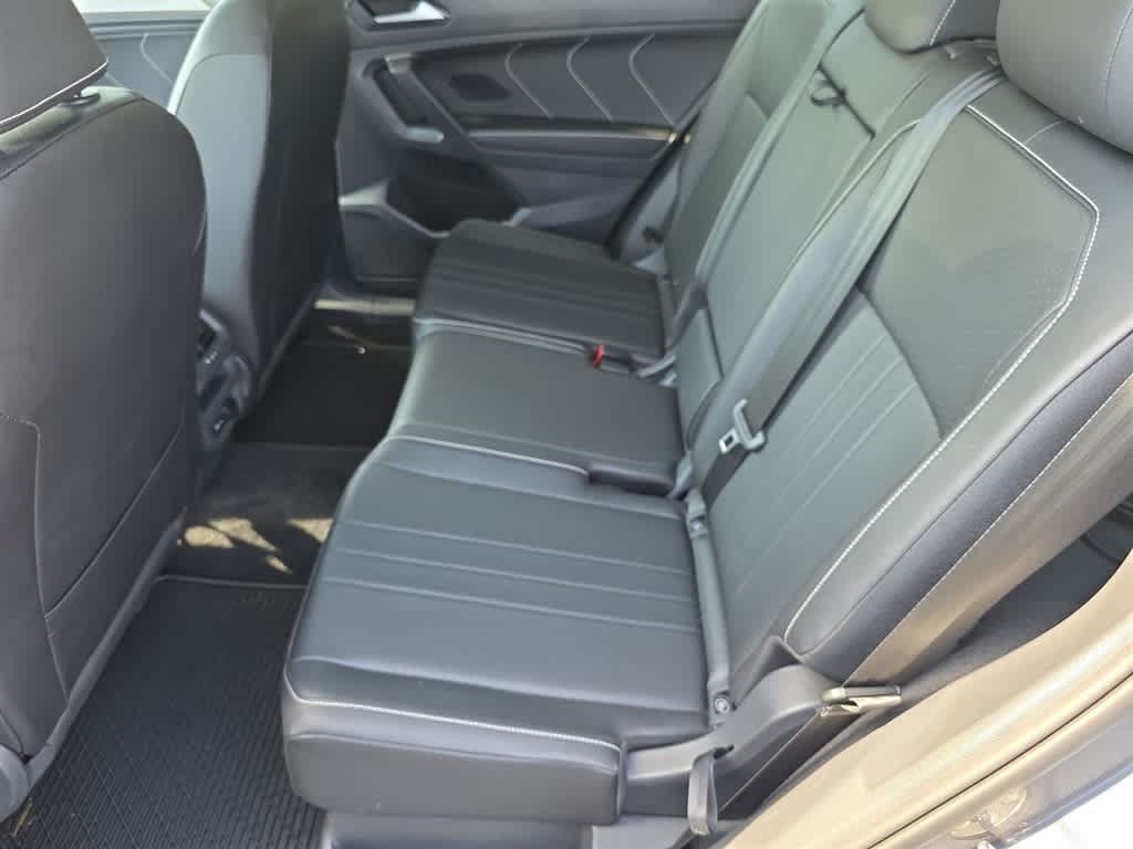 Used 2024 Volkswagen Tiguan SE w/ Panoramic Sunroof Package AWD/4WD image 16