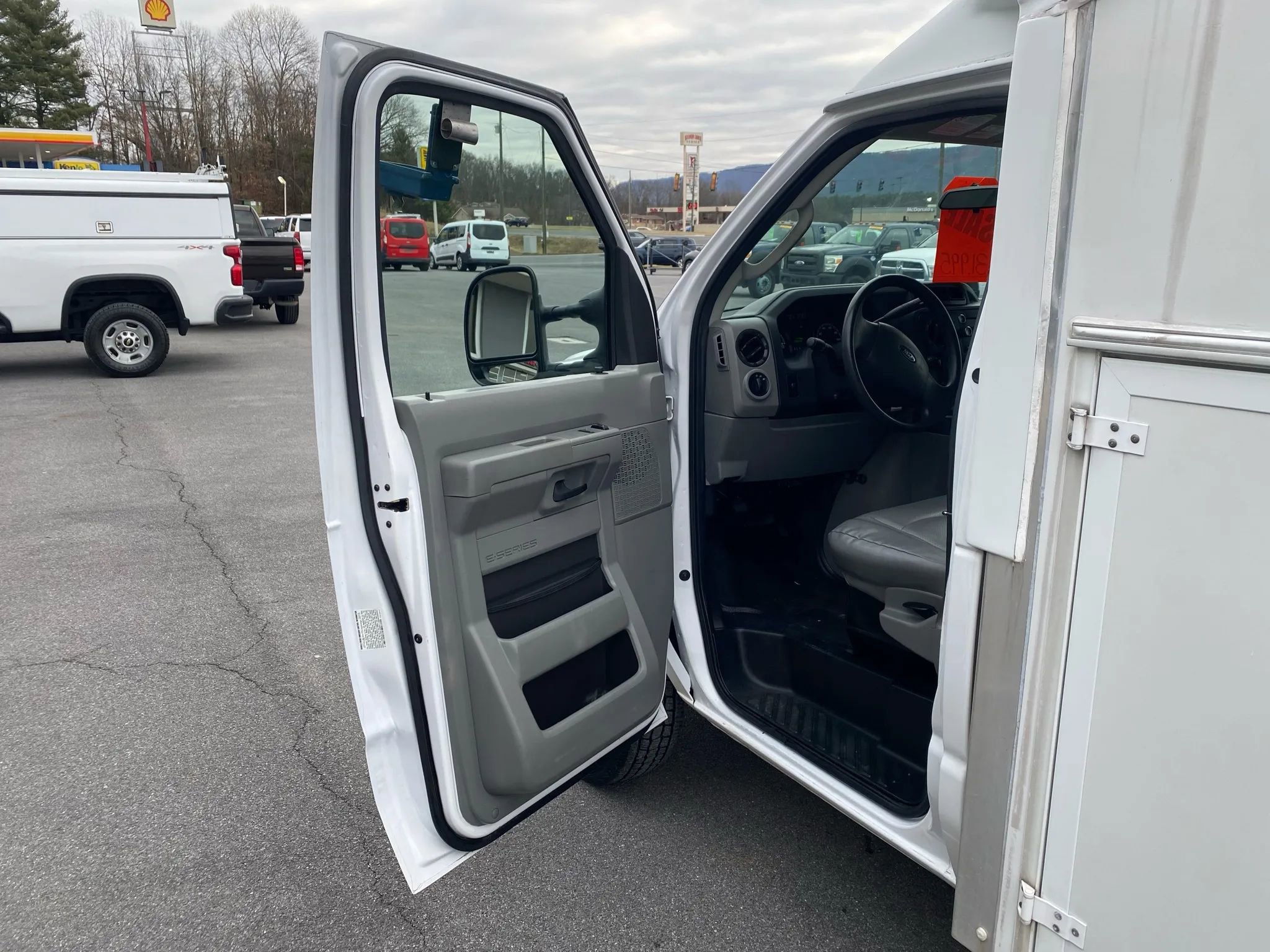 Used 2015 Ford E-350 and Econoline 350 Super Duty w/ Power Windows & Locks Group RWD image 7