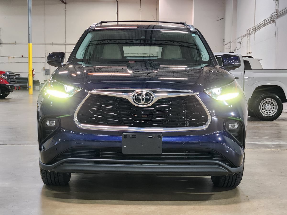 Used 2022 Toyota Highlander Limited FWD image 2