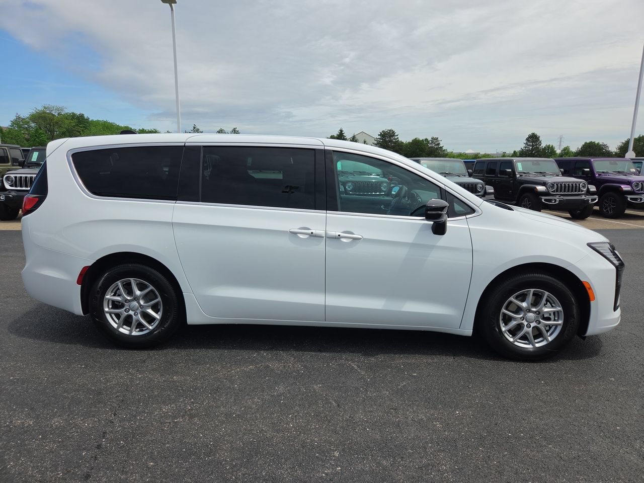 New 2027 Chrysler Pacifica Select w/ Family Tech Group FWD image 8
