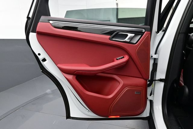 Certified 2025 Porsche Macan AWD/4WD image 13