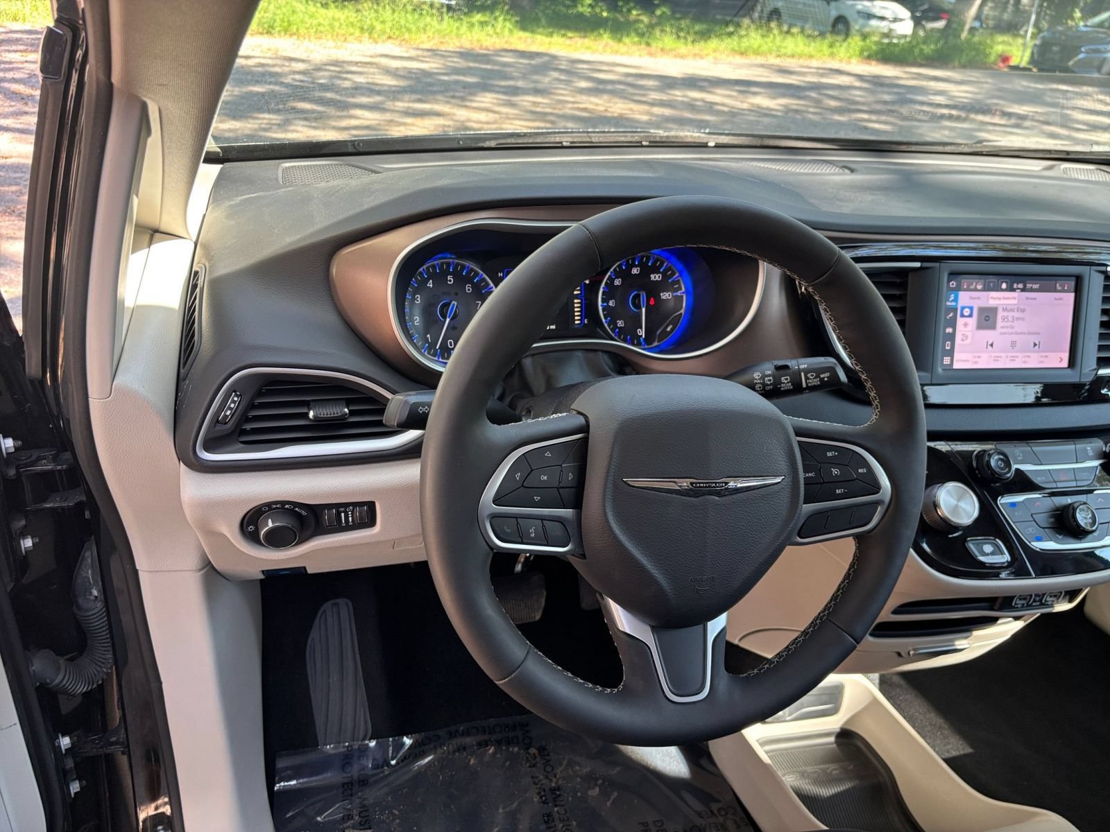 Used 2024 Chrysler Voyager LX FWD image 36