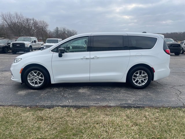 Used 2024 Chrysler Pacifica Touring-L image 4
