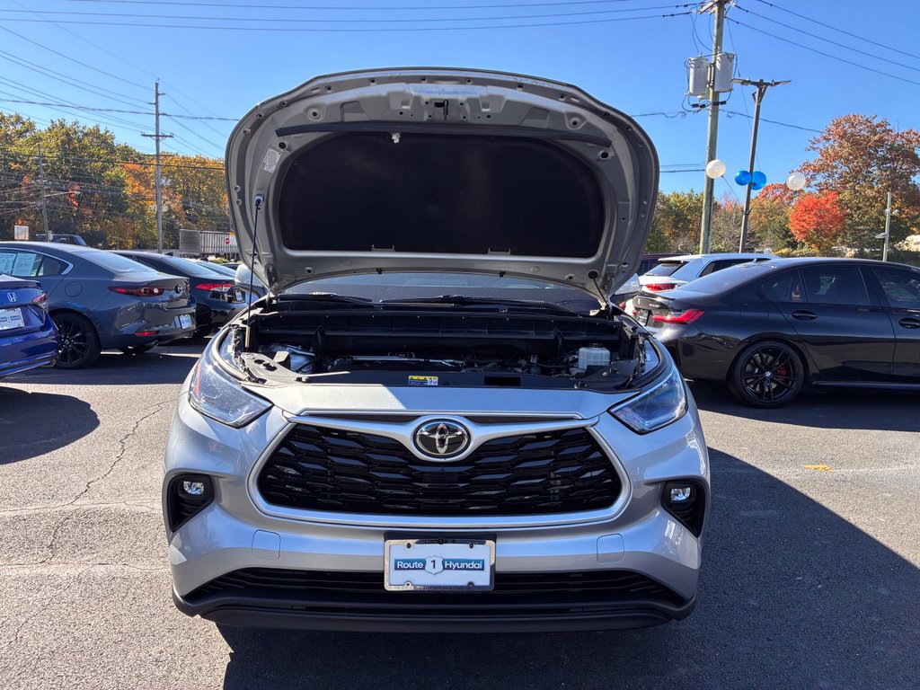 Used 2021 Toyota Highlander XLE AWD/4WD image 10