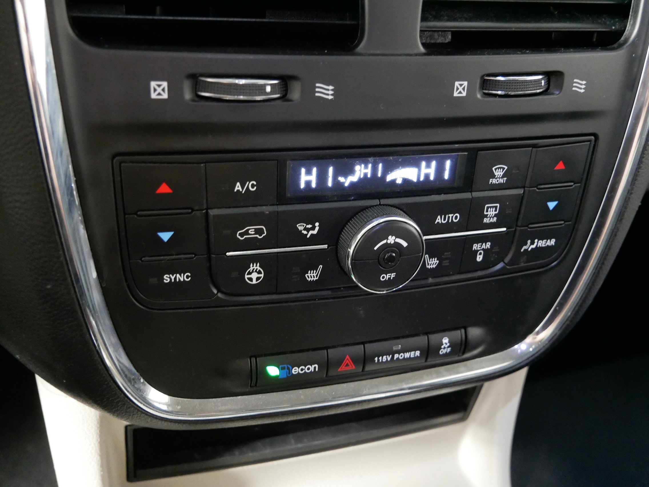 Used 2014 Chrysler Town & Country Touring-L image 23