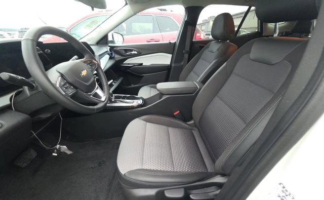 Used 2025 Chevrolet Trax LT w/ LT Convenience Package image 7