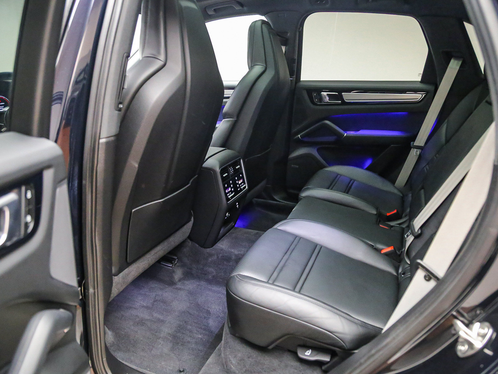 Certified 2023 Porsche Cayenne Platinum Edition AWD/4WD image 23