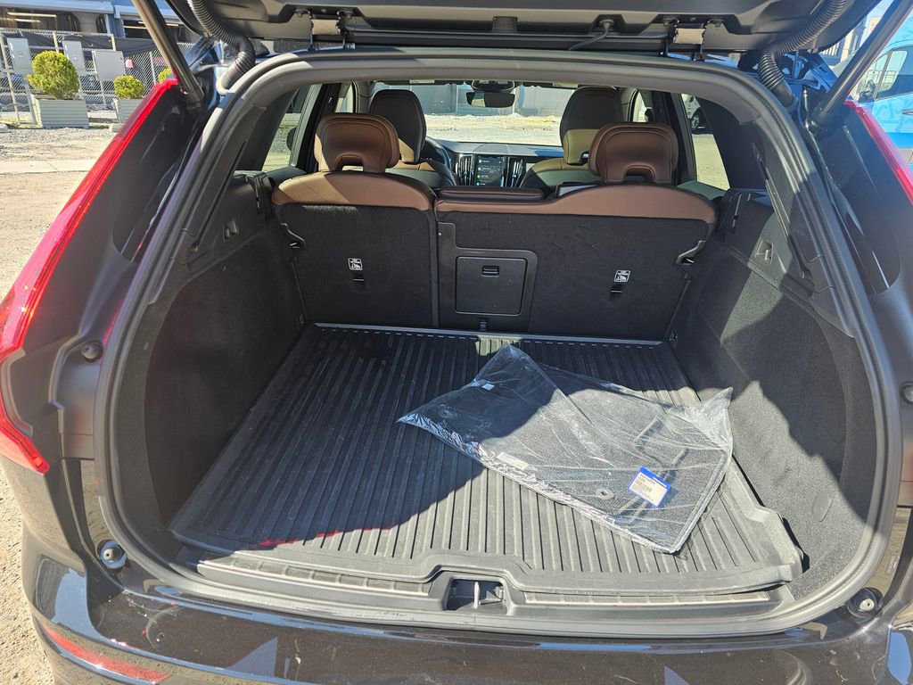 Certified 2024 Volvo XC60 B5 Plus image 7