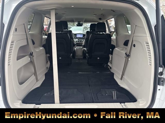 Used 2023 Chrysler Pacifica Touring-L image 6