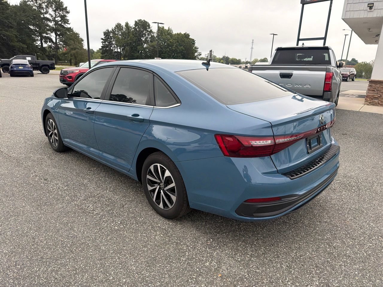 Used 2025 Volkswagen Jetta SE FWD image 6