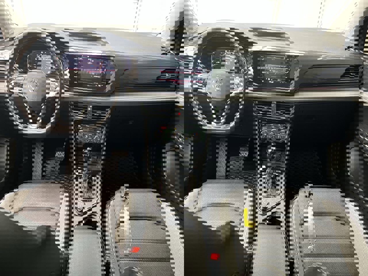 Used 2022 Volkswagen Taos SEL image 4