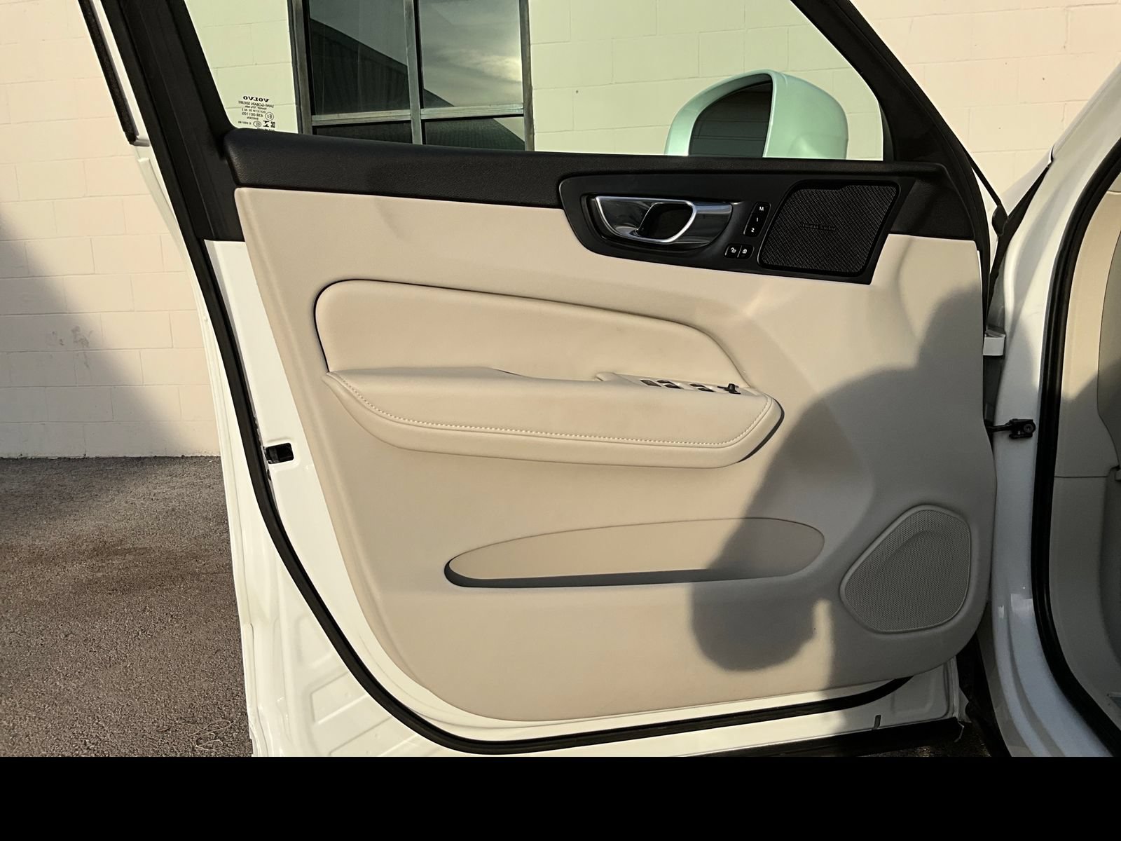 Certified 2023 Volvo XC60 B5 Ultimate w/ Climate Package AWD/4WD image 24