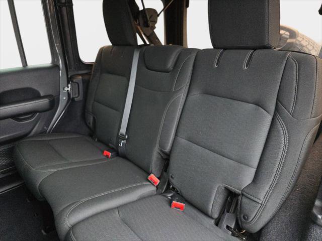 Used 2018 Jeep Wrangler Unlimited Sahara AWD/4WD image 18