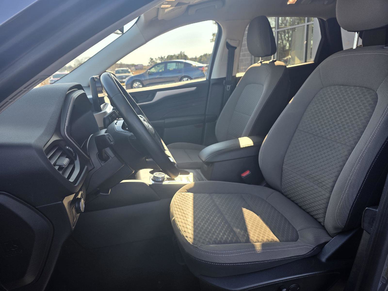 Used 2022 Ford Escape SE w/ SE Sport Appearance Package image 10