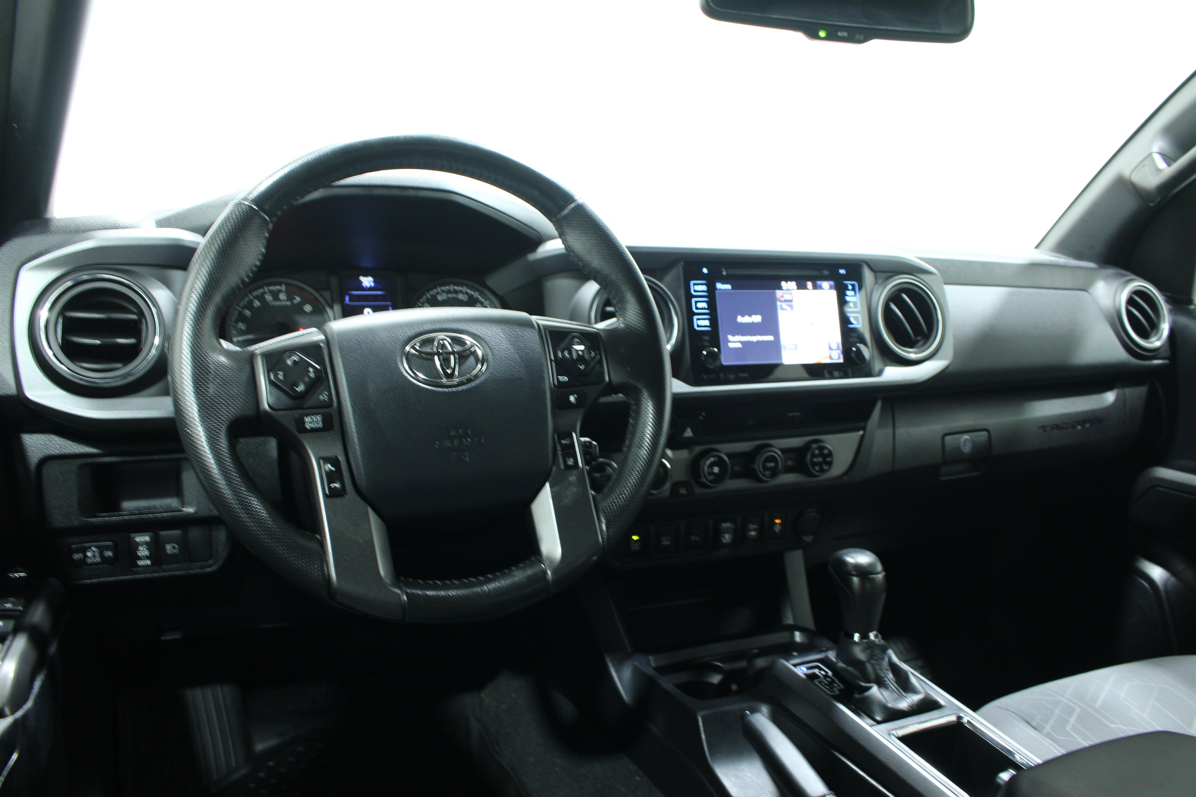 Used 2018 Toyota Tacoma TRD Off-Road w/ Technology Package AWD/4WD image 2