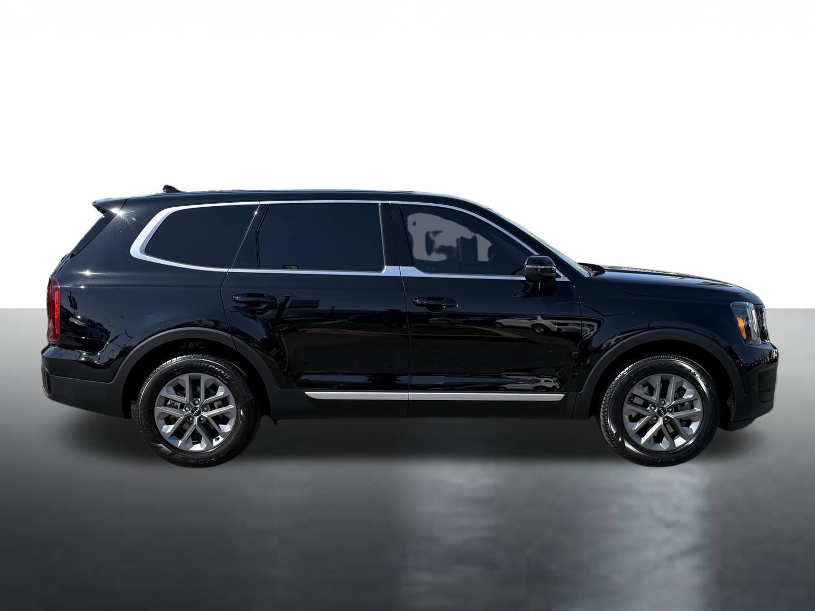 Certified 2025 Kia Telluride LX image 9