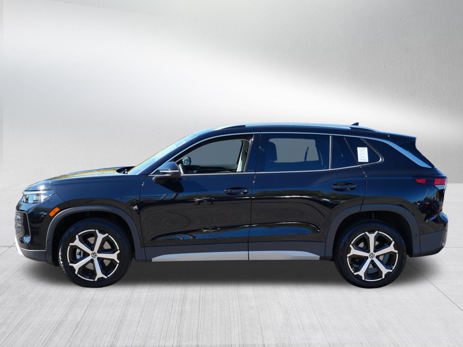 Certified 2025 Volkswagen Tiguan SE AWD/4WD image 4