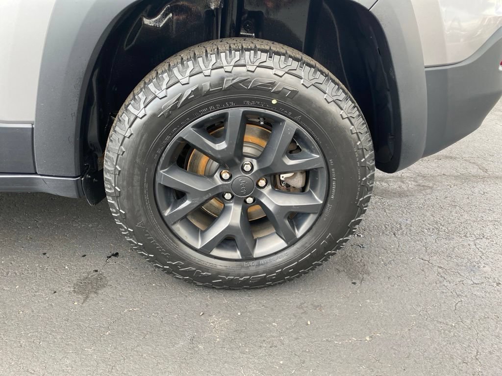 Used 2018 Jeep Cherokee Trailhawk AWD/4WD image 16