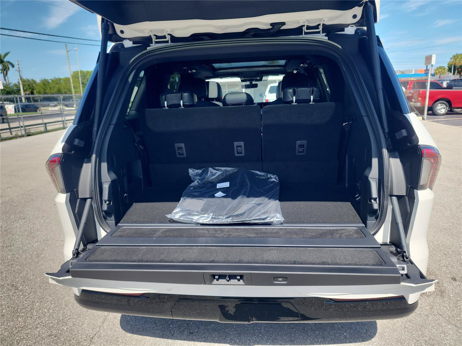 New 2027 Lincoln Navigator Reserve w/ Jet Appearance Package AWD/4WD image 19