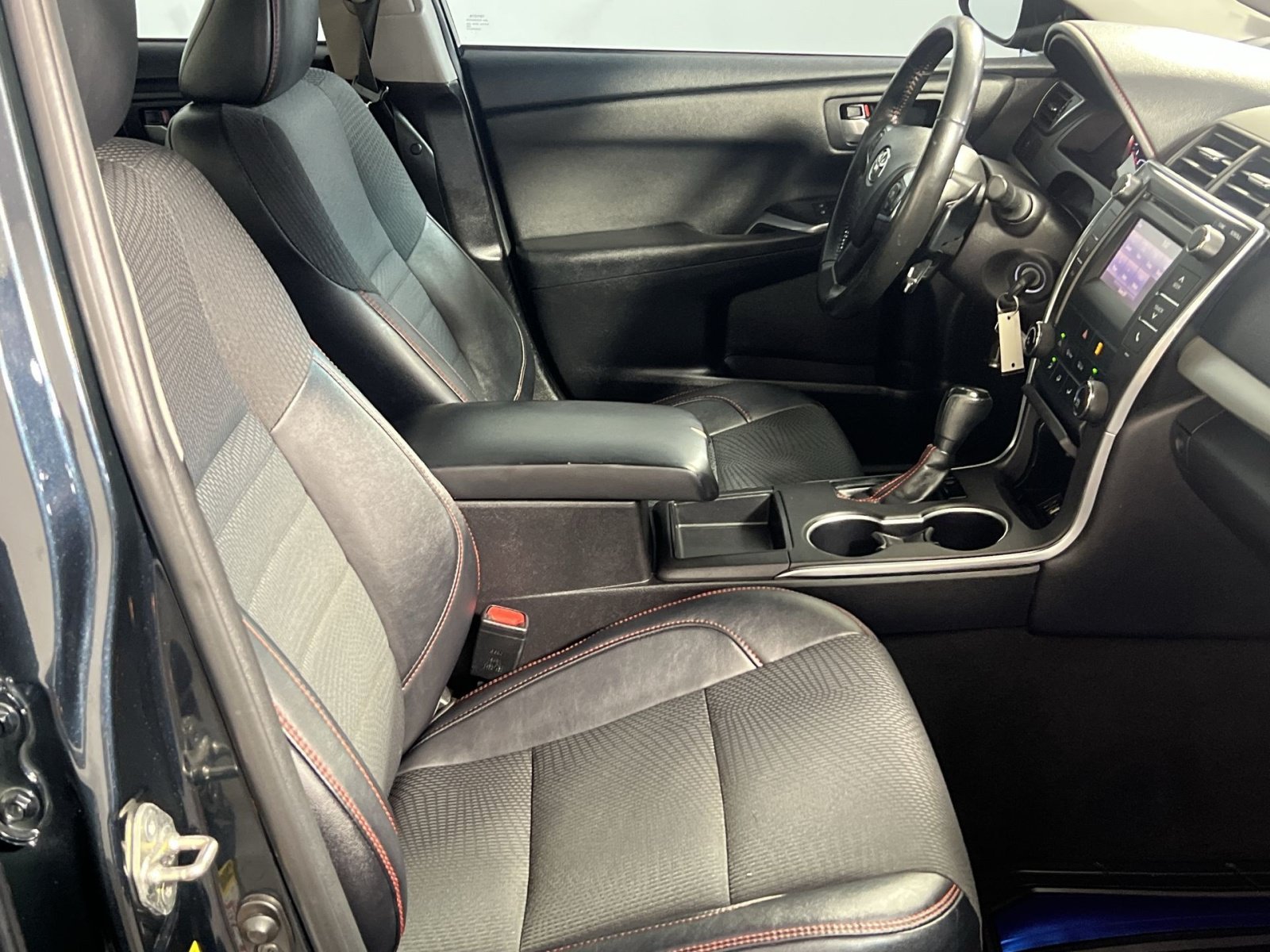 Used 2016 Toyota Camry SE FWD image 25