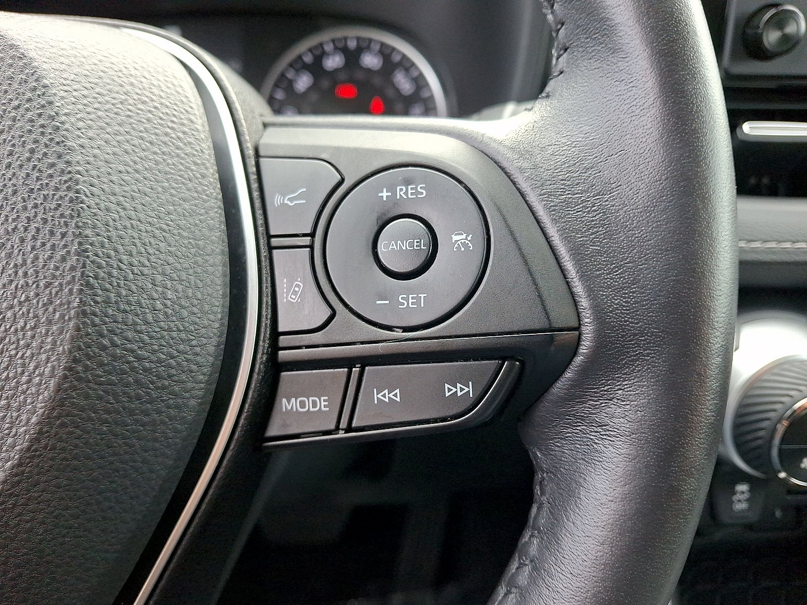 Used 2022 Toyota RAV4 XLE Premium AWD/4WD image 18