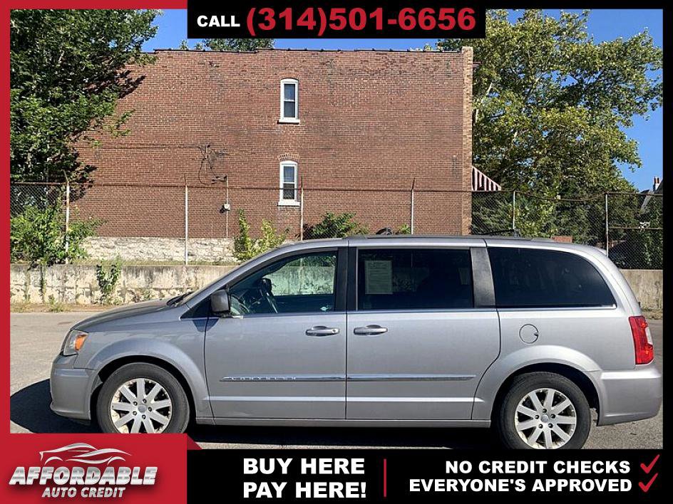 Used 2014 Chrysler Town & Country Touring image 2
