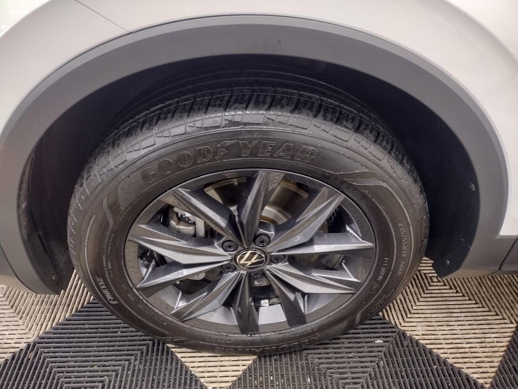 Certified 2024 Volkswagen Tiguan SE image 6