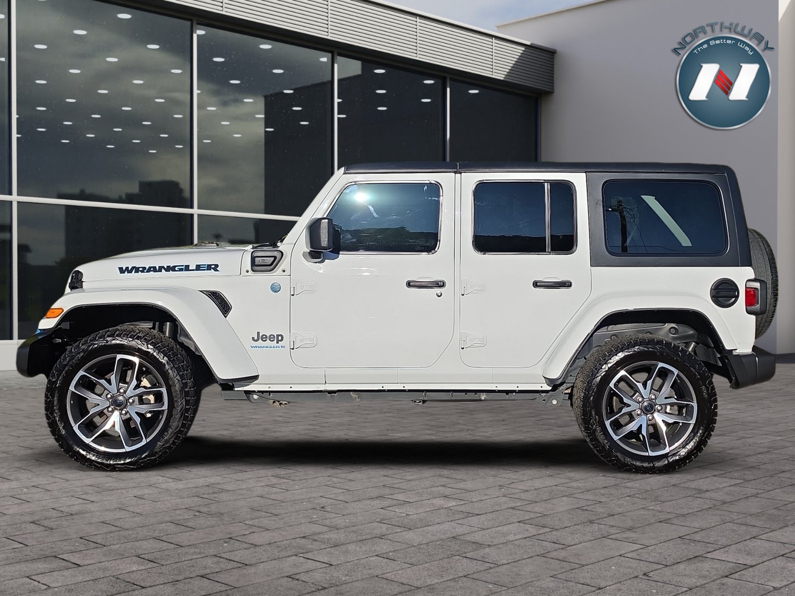Used 2024 Jeep Wrangler Unlimited w/ Convenience Group AWD/4WD image 2