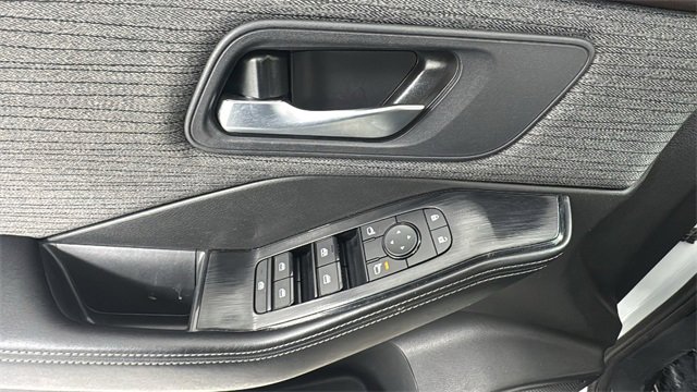 Used 2023 Nissan Rogue SV image 19