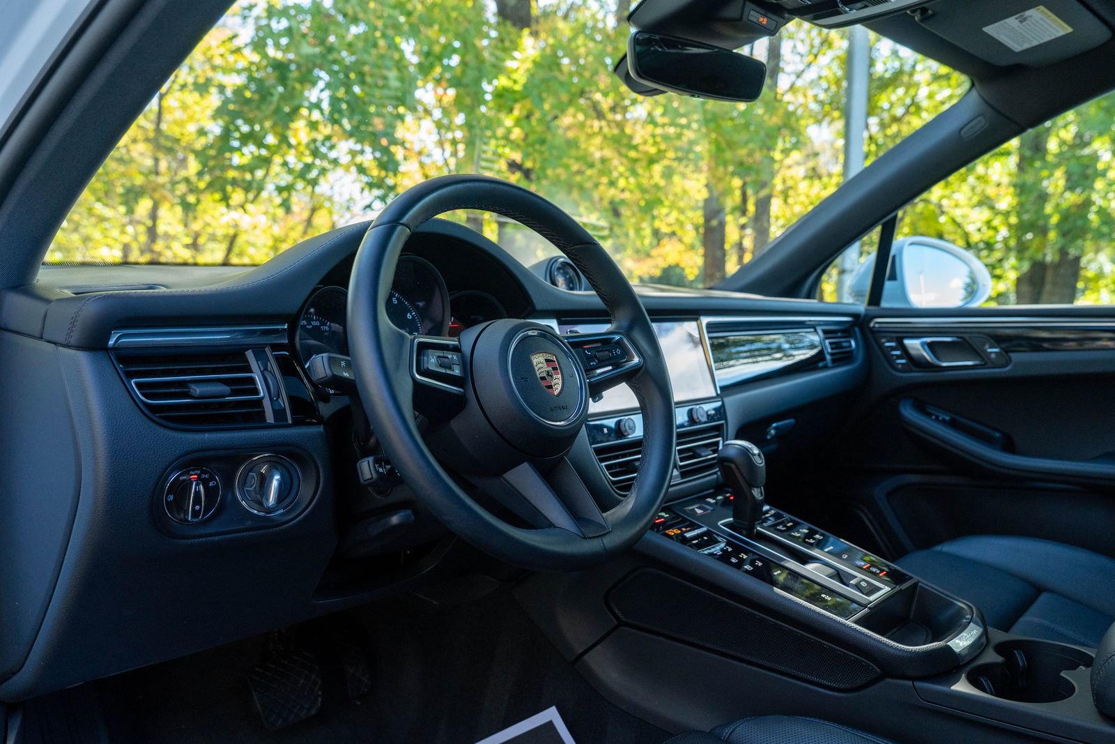 Certified 2025 Porsche Macan Base image 4