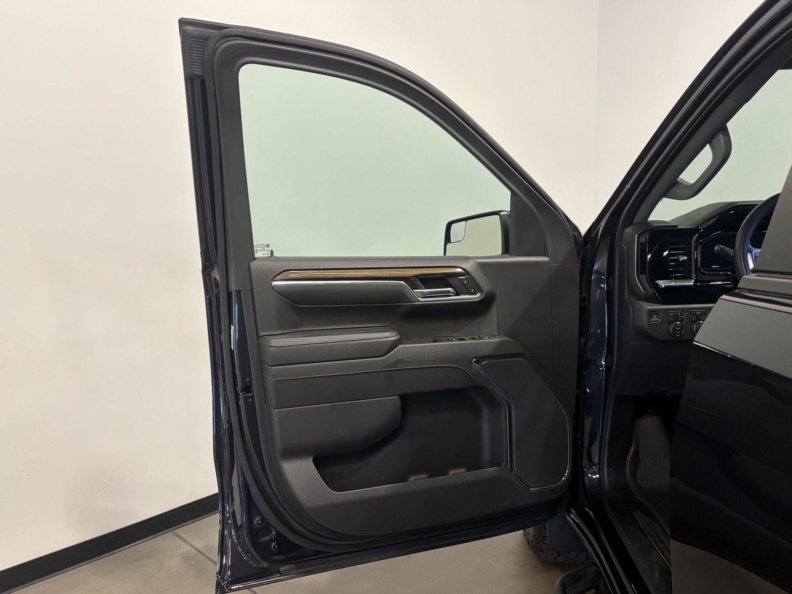 Used 2023 Chevrolet Silverado 1500 LT w/ Z71 Off-Road Package AWD/4WD image 13