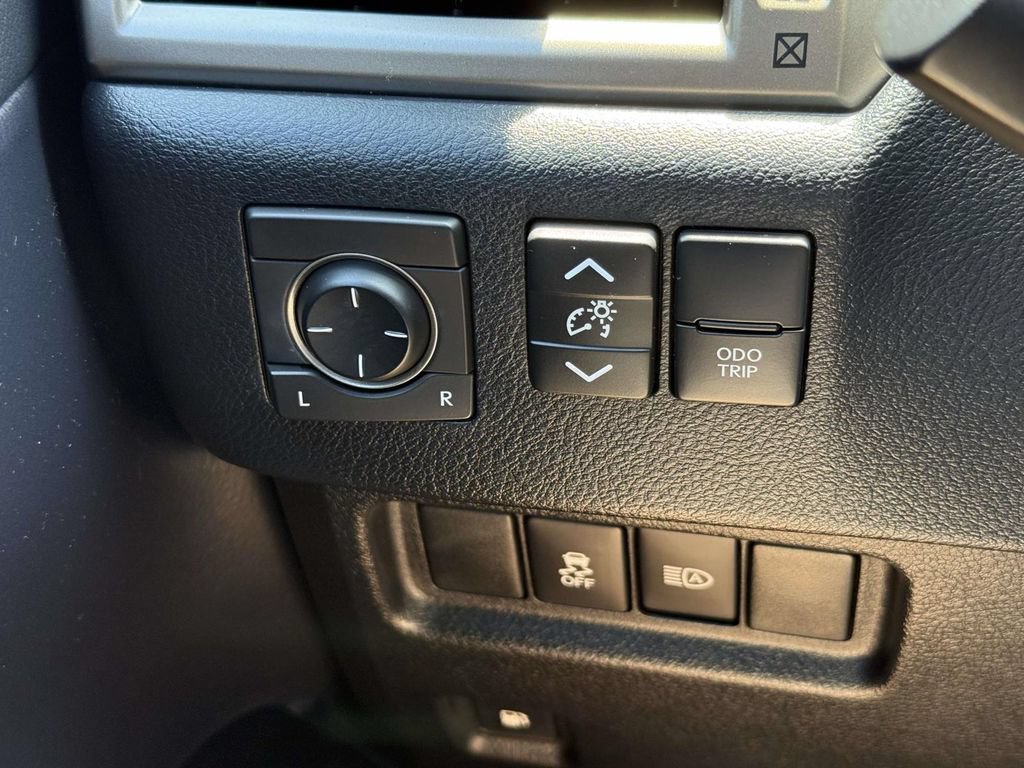 Used 2021 Lexus GX 460 w/ Accessory Package AWD/4WD image 22