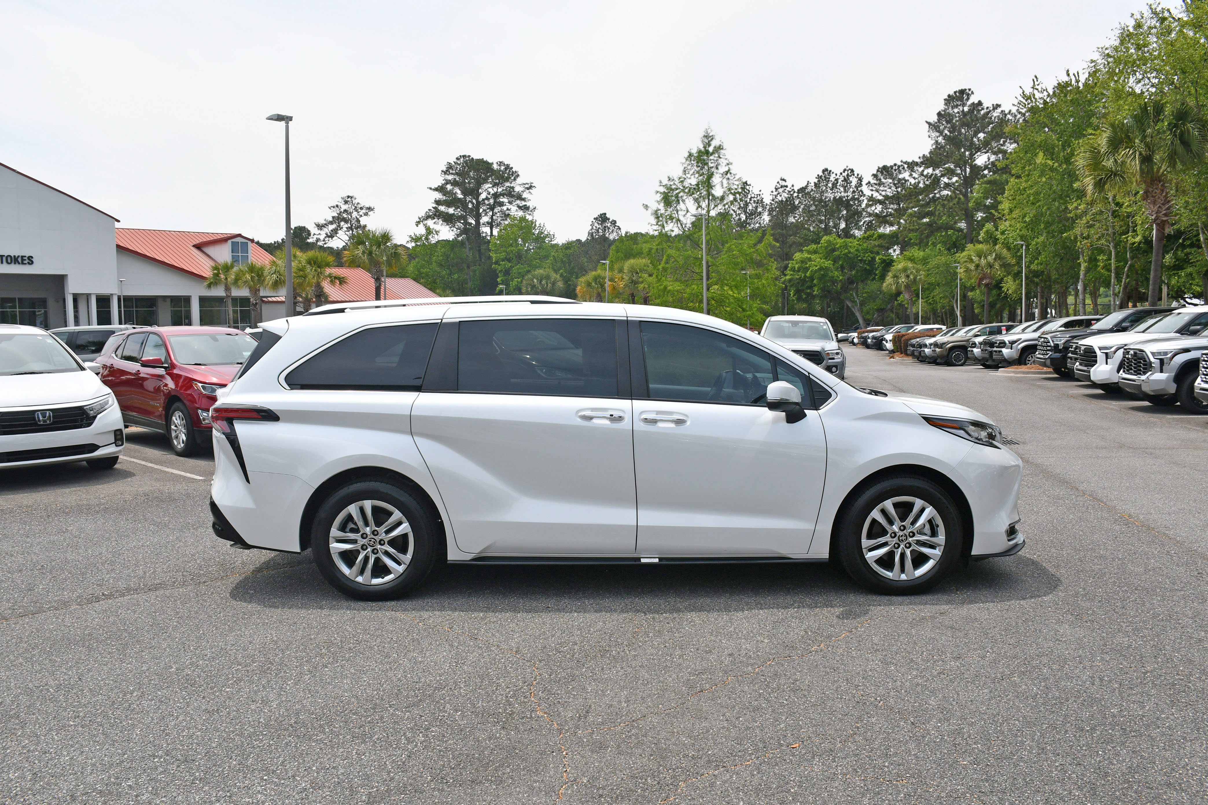 Used 2022 Toyota Sienna Limited FWD image 5