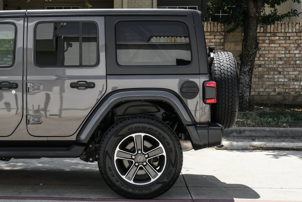 Used 2023 Jeep Wrangler Unlimited Sahara w/ LED Lighting Group AWD/4WD image 23