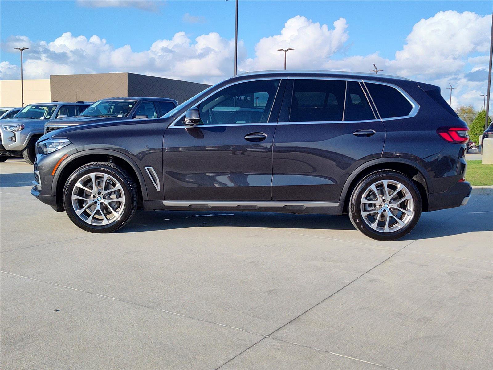 Used 2022 BMW X5 xDrive40i w/ Parking Assistance Package image 3
