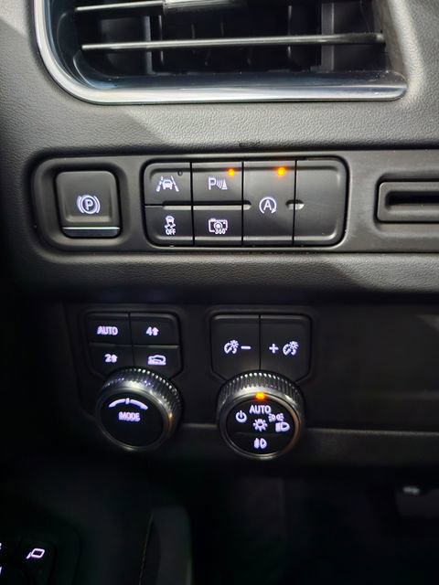 Used 2023 GMC Yukon SLT w/ SLT Premium Package AWD/4WD image 38