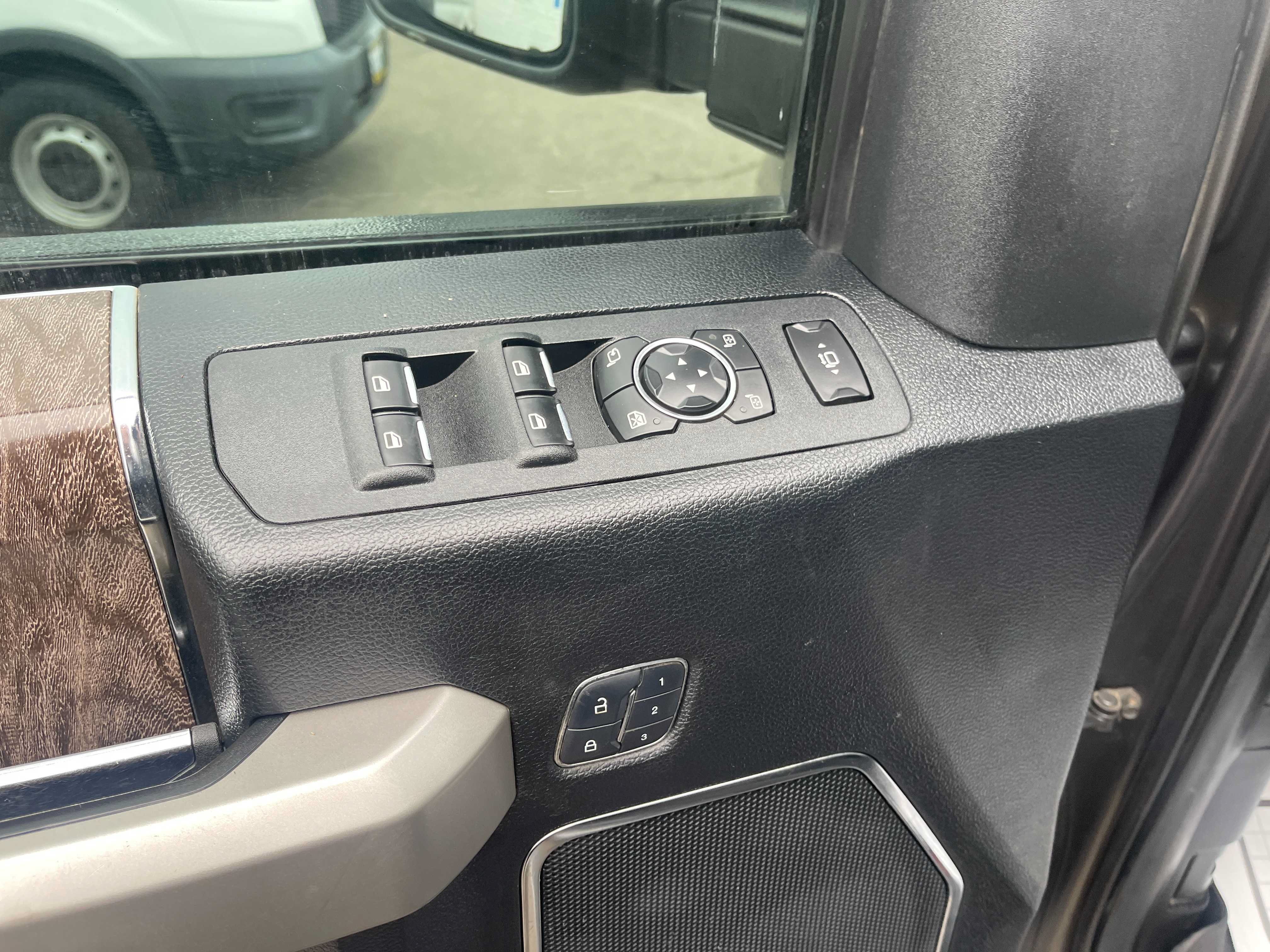 Used 2017 Ford F250 Lariat w/ Lariat Value Package AWD/4WD image 25