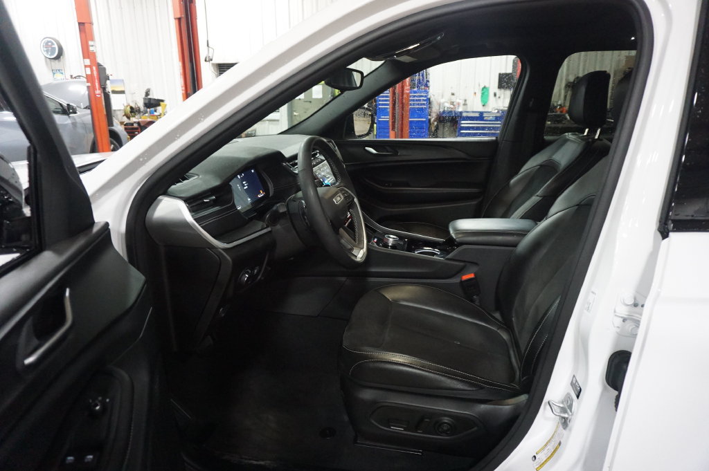 Used 2023 Jeep Grand Cherokee Altitude AWD/4WD image 2