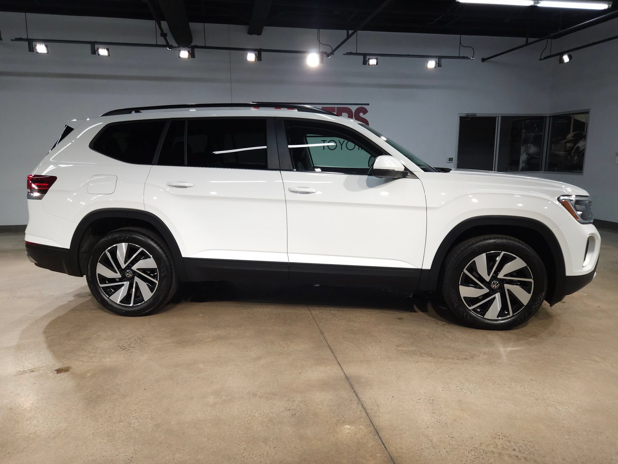 Used 2025 Volkswagen Atlas SE FWD image 8