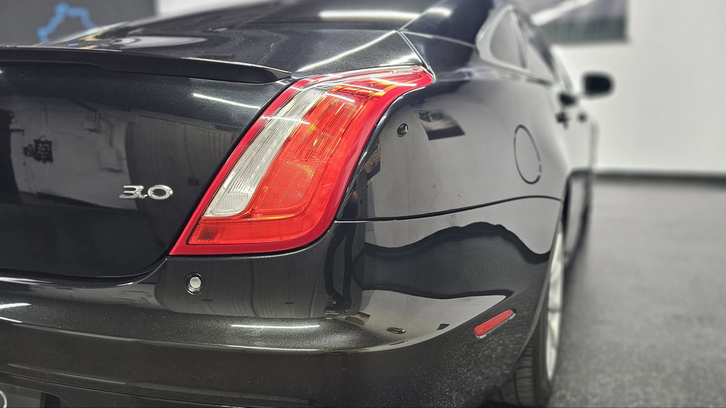 Used 2018 Jaguar XJ R-Sport RWD image 27